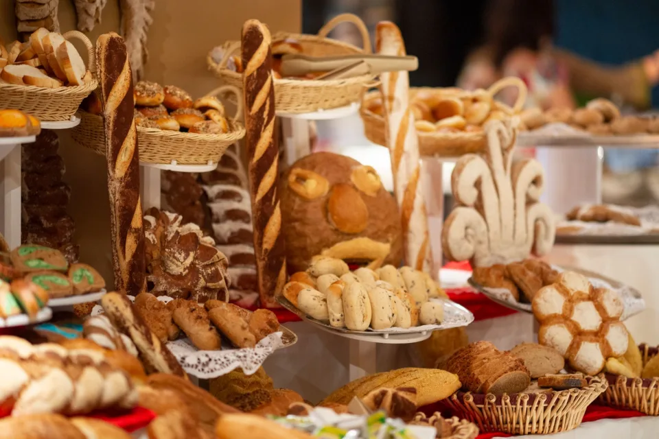Khay bánh mì mới ra lò
